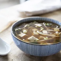 Miso polévka s mořskými řasami