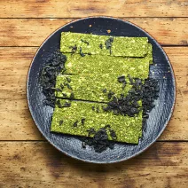 Domácí chipsy s mořskou řasou a spirulinou