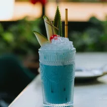 Tropický koktejl z modré spiruliny