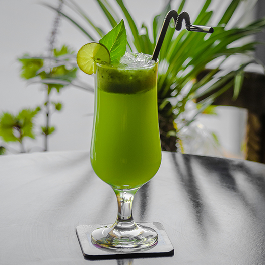 Bezalkoholové mojito z pšeničné trávy