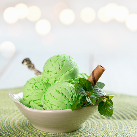 Veganská zmrzlina z pšeničné trávy a ananasu